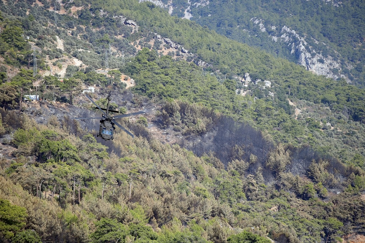 Muğla'nın Menteşe ilçesindeki orman yangını, havadan ve karadan müdahaleyle kısmen kontrol altına...