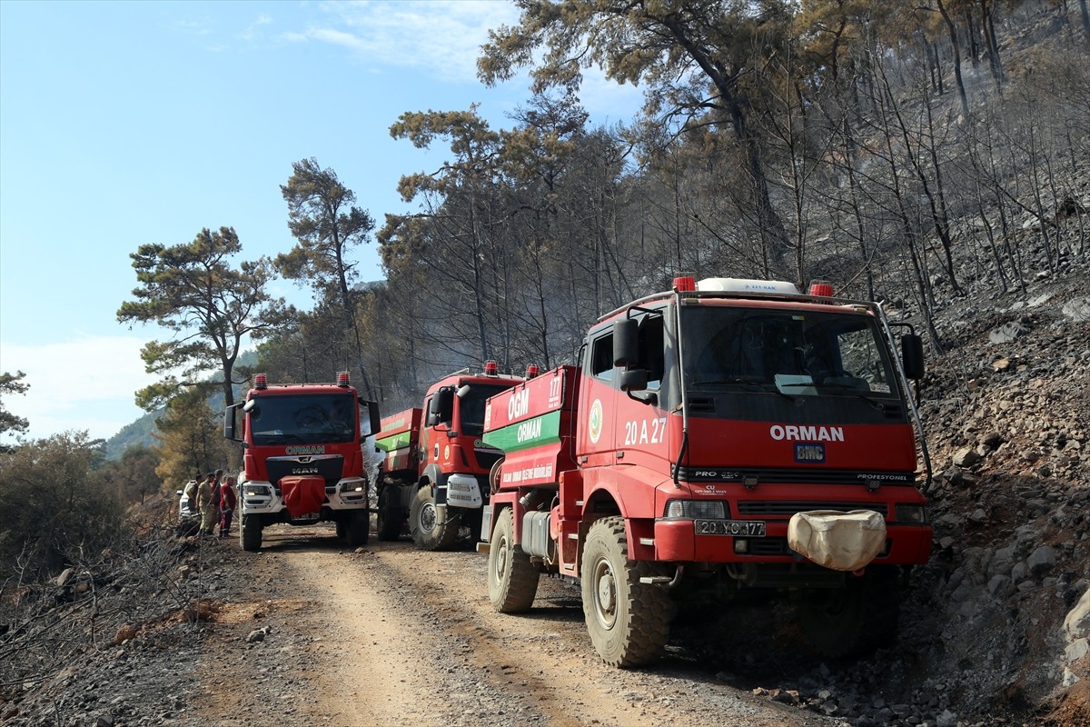 Muğla'nın Menteşe ilçesindeki orman yangını, havadan ve karadan müdahaleyle kısmen kontrol altına...