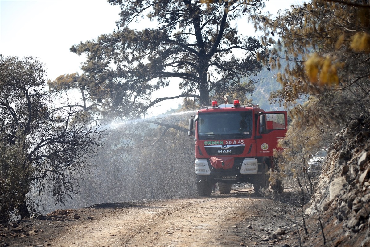 Muğla'nın Menteşe ilçesindeki orman yangını, havadan ve karadan müdahaleyle kısmen kontrol altına...