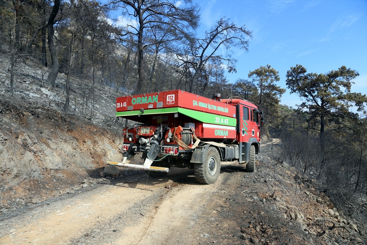 Muğla'nın Menteşe ilçesindeki orman yangını, havadan ve karadan müdahaleyle kısmen kontrol altına...