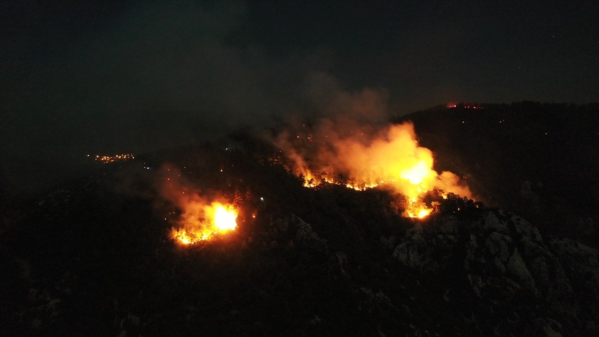 Muğla'nın Menteşe ilçesindeki orman yangınına havadan ve karadan müdahale devam ediyor. Yagnın dün...