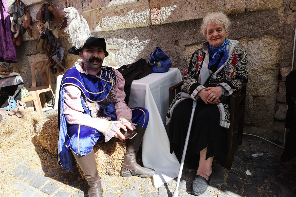 Nevşehir'in Ürgüp ilçesinde düzenlenen "Orta Çağ" panayırına katılan ziyaretçiler, döneme ait...