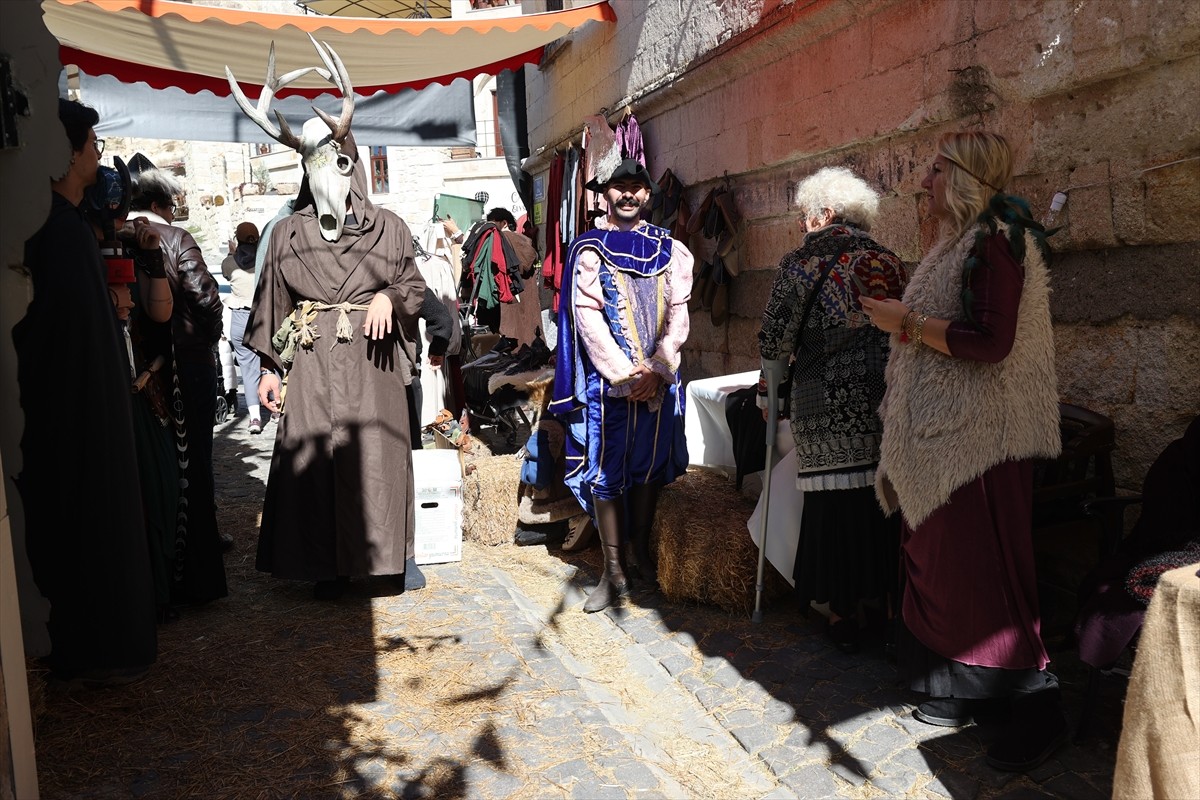 Nevşehir'in Ürgüp ilçesinde düzenlenen "Orta Çağ" panayırına katılan ziyaretçiler, döneme ait...