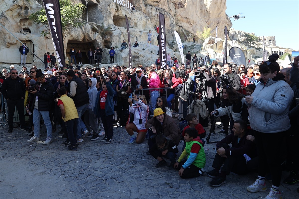 Nevşehir'in Ürgüp ilçesinde gerçekleştirilen ve bu yıl parkur rekorları elde edilen Salomon...