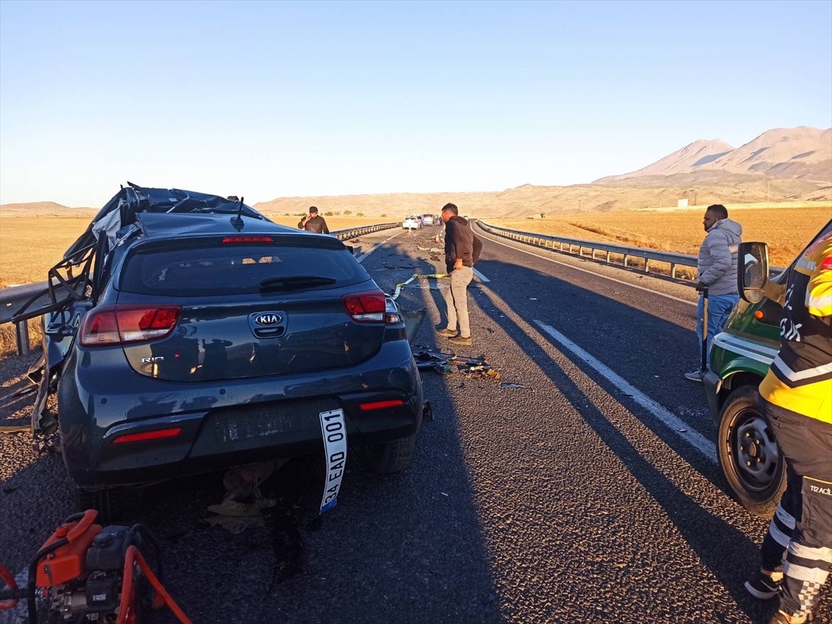 Niğde'de yolcu otobüsüyle otomobilin çarpışması sonucu 1 kişi hayatını kaybetti, 3 kişi yaralandı....