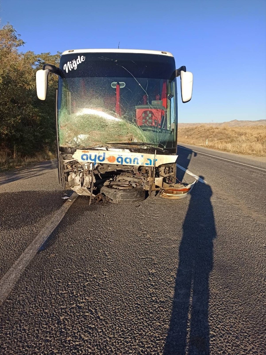 Niğde'de yolcu otobüsüyle otomobilin çarpışması sonucu 1 kişi hayatını kaybetti, 3 kişi yaralandı....