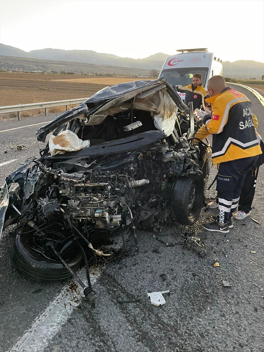 Niğde'de yolcu otobüsüyle otomobilin çarpışması sonucu 1 kişi hayatını kaybetti, 3 kişi yaralandı....