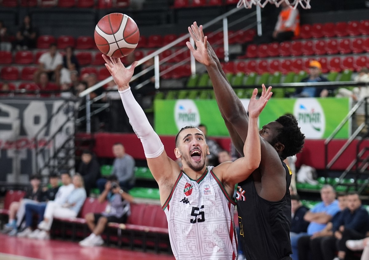 Türkiye Sigorta Basketbol Süper Ligi 3. hafta mücadelesinde Karşıyaka ile Mersinspor, Mustafa...