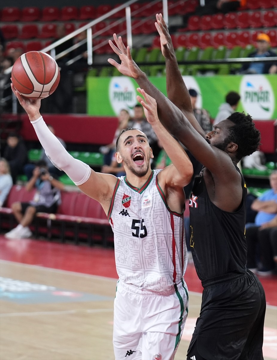 Türkiye Sigorta Basketbol Süper Ligi 3. hafta mücadelesinde Karşıyaka ile Mersinspor, Mustafa...