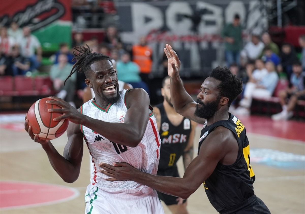 Türkiye Sigorta Basketbol Süper Ligi 3. hafta mücadelesinde Karşıyaka ile Mersinspor, Mustafa...