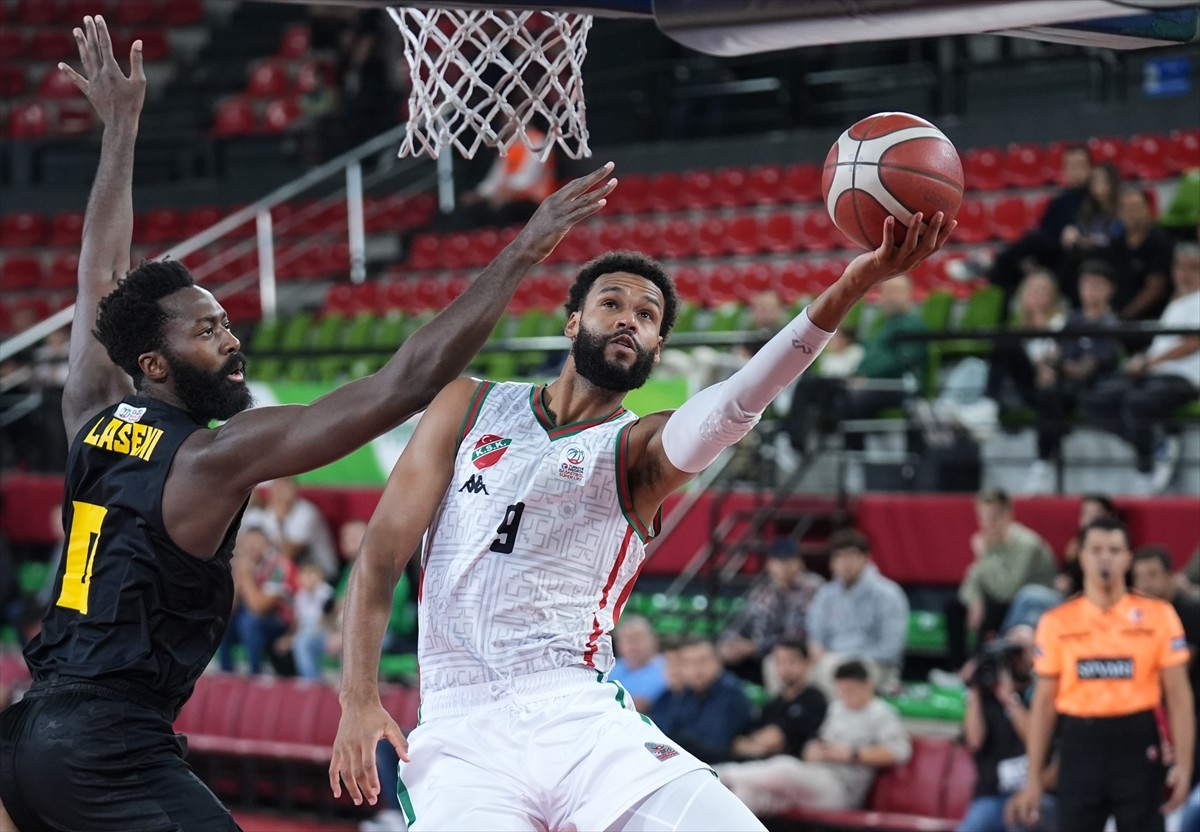 Türkiye Sigorta Basketbol Süper Ligi 3. hafta mücadelesinde Karşıyaka ile Mersinspor, Mustafa...