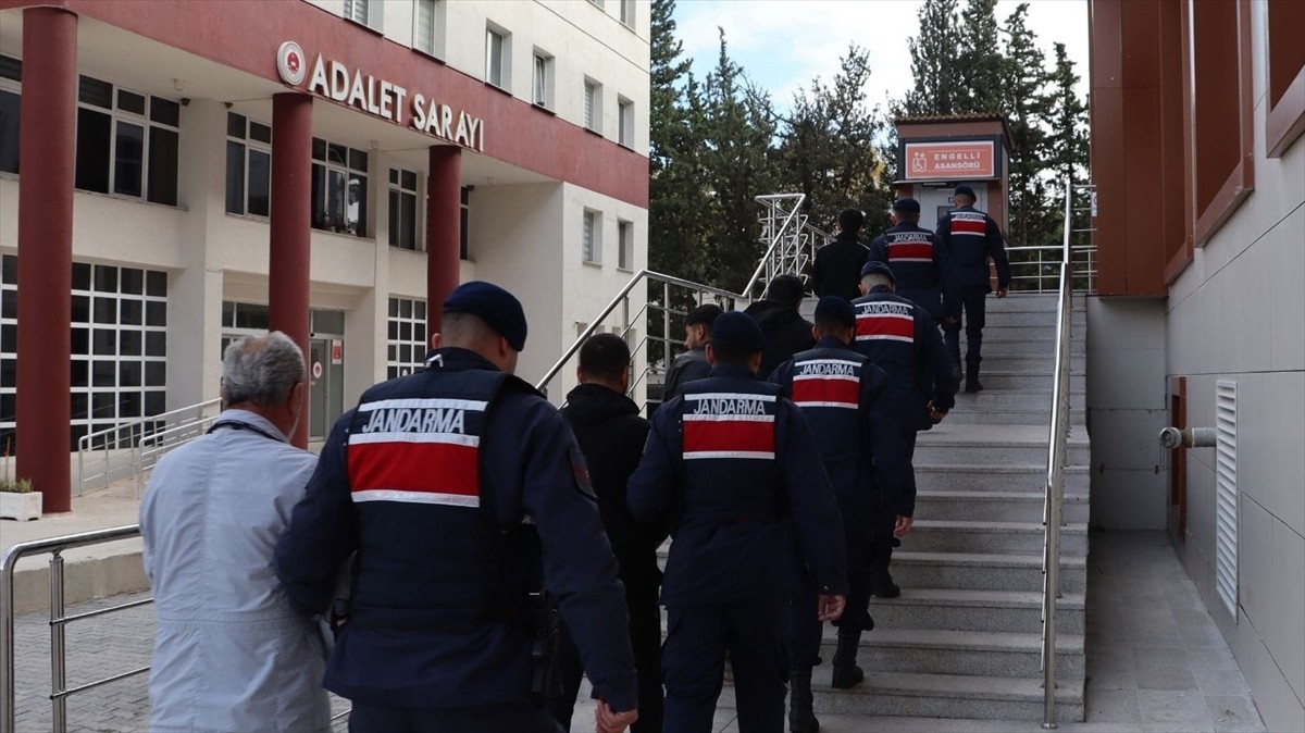 Yalova merkezli 8 ilde düzenlenen operasyonda, yediemin otoparkındaki araçları sattıkları...