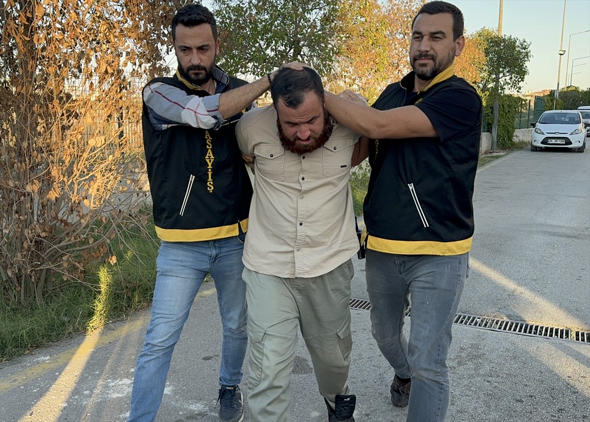 Adana'nın merkez Sarıçam ilçesinde tabancayla ateş ettiği annesi ve anneannesini öldürüp, babasını...