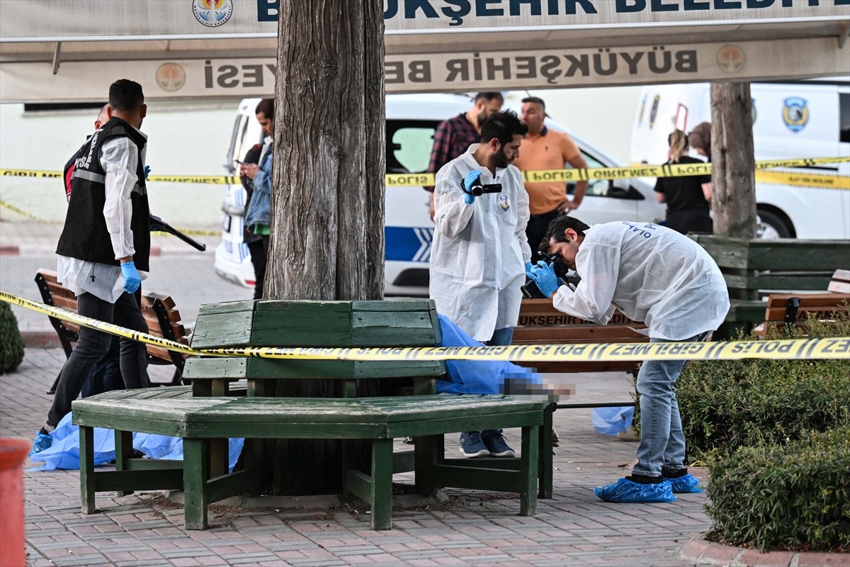 Adana'nın merkez Sarıçam ilçesindeki mezarlıkta tabancayla vurulan anne ve iki kızı yaşamını...