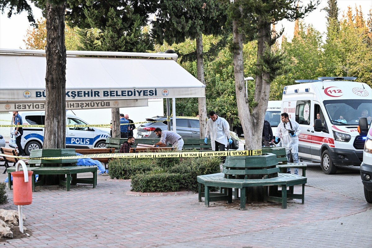 Adana'nın merkez Sarıçam ilçesindeki mezarlıkta tabancayla vurulan anne ve iki kızı yaşamını...