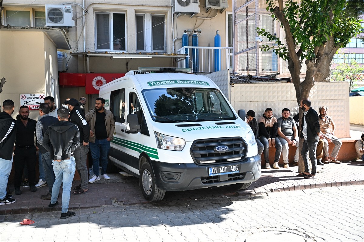 Adana'nın merkez Sarıçam ilçesindeki mezarlıkta tabancayla vurulan anne ve iki kızının cenazeleri...