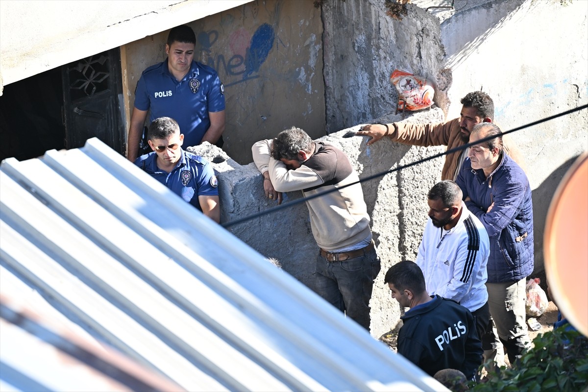 Adana'nın merkez Yüreğir ilçesinde yangın çıkan evdeki Suriye uyruklu 3 çocuk hayatını kaybetti....