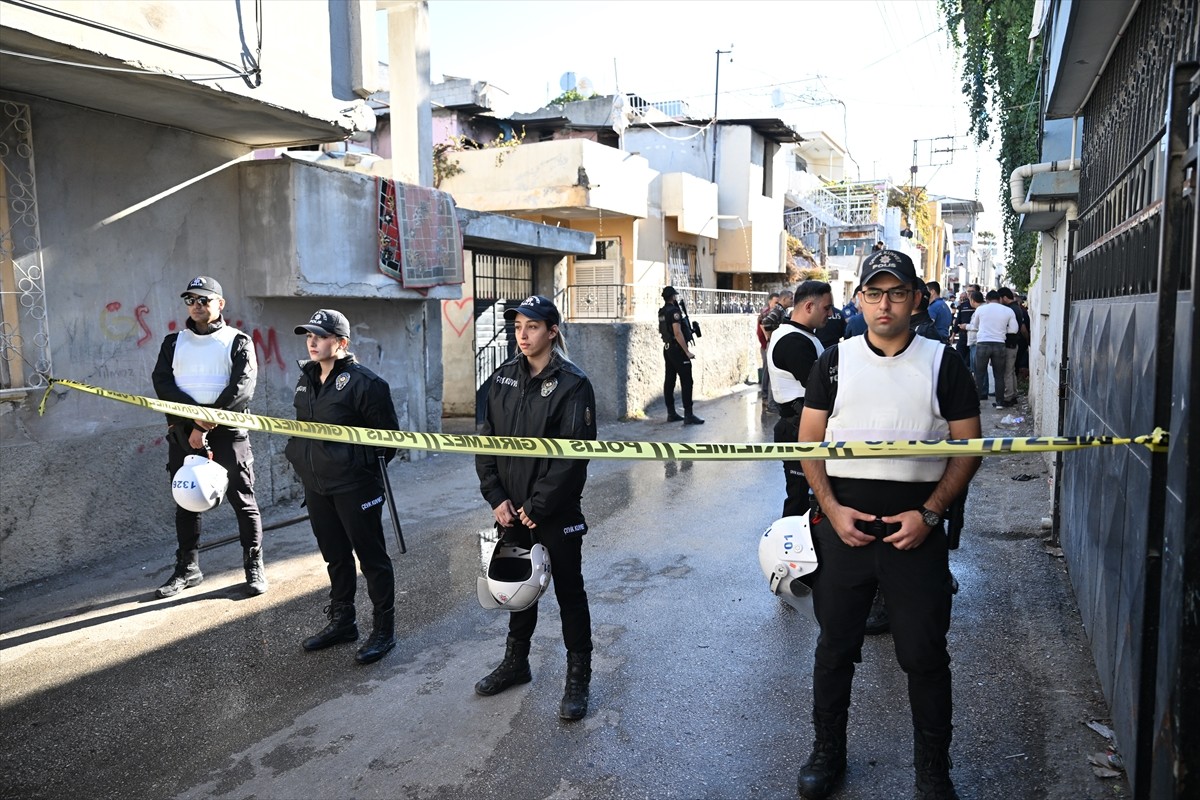 Adana'nın merkez Yüreğir ilçesinde yangın çıkan evdeki Suriye uyruklu 3 çocuk hayatını kaybetti....