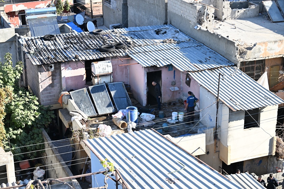 Adana'nın merkez Yüreğir ilçesinde yangın çıkan evdeki Suriye uyruklu 3 çocuk hayatını kaybetti....