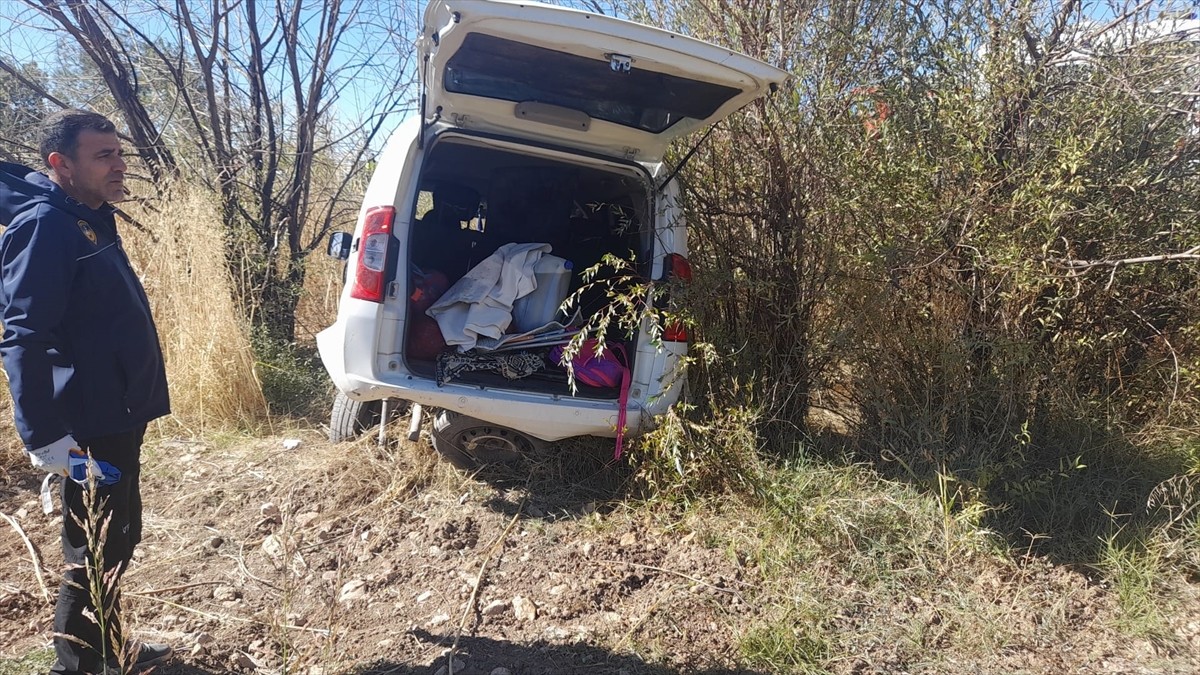 Adıyaman'ın Gölbaşı ilçesinde hafif ticari aracın devrilmesi sonucu 6 kişi yaralandı.