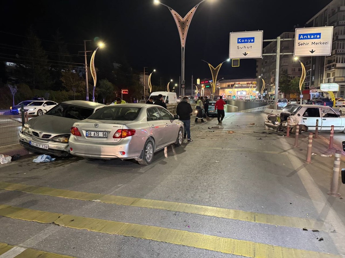 Afyonkarahisar'da meydana gelen zincirleme trafik kazasında 2 kişi yaralandı.