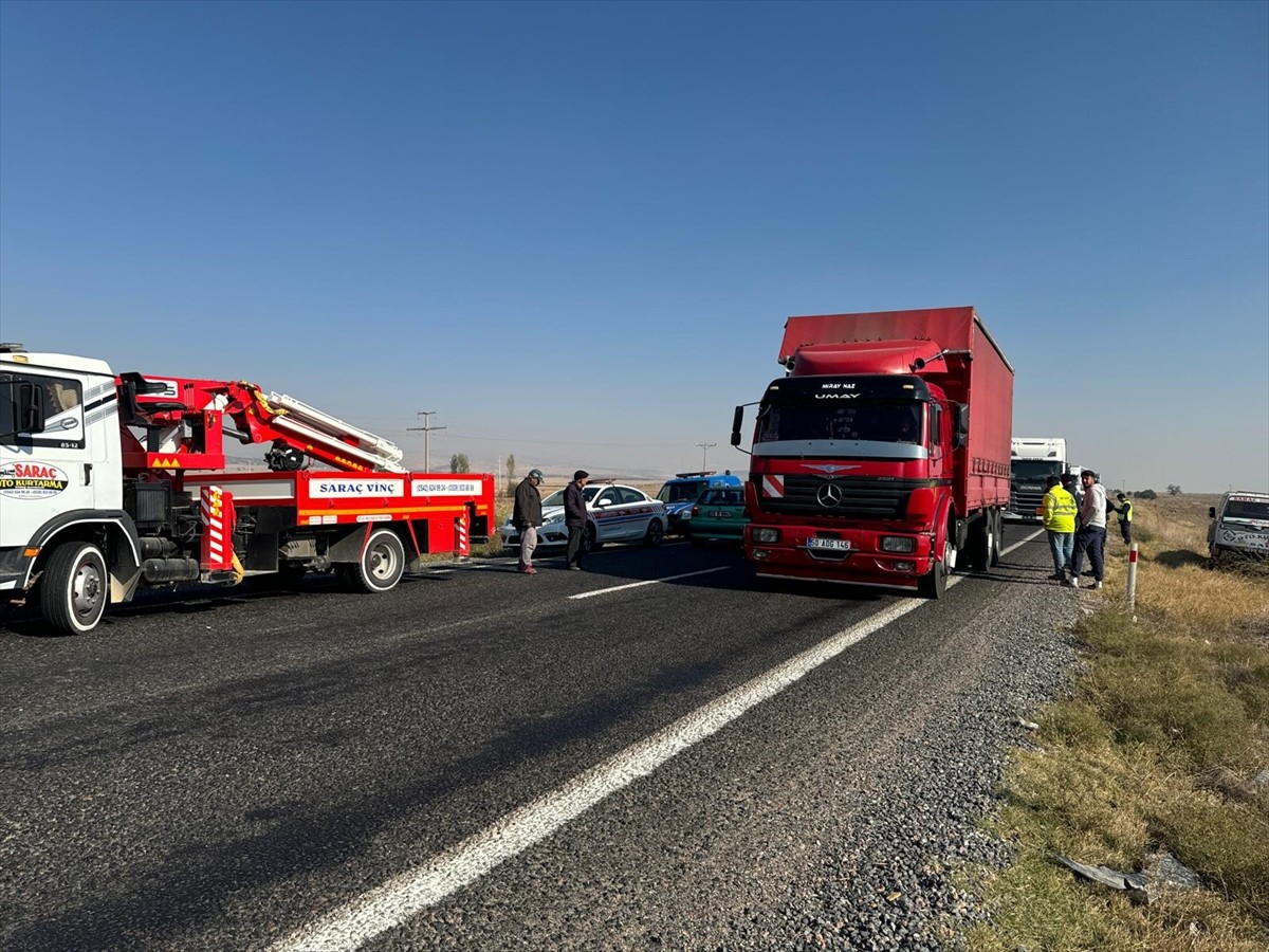 Afyonkarahisar'da meydana gelen zincirleme trafik kazasında karakol komutanı olan astsubay öldü...