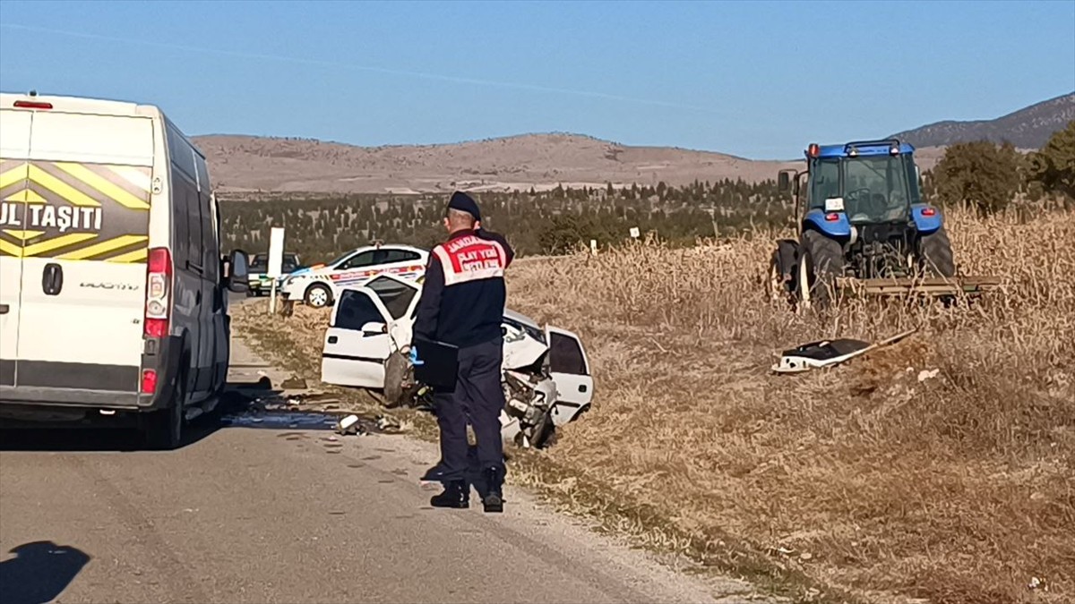 Afyonkarahisar'ın Sandıklı ilçesinde okul servis minibüsü ile çarpışan otomobildeki 3 kişi...