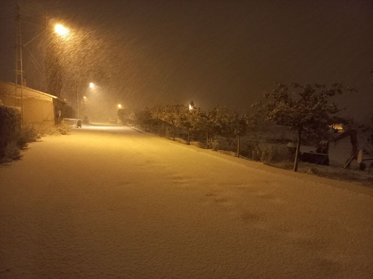 Ağrı'nın Diyadin ilçesinde etkisini sürdüren soğuk hava akşam saatlerinde yerini kara bıraktı. Kar...