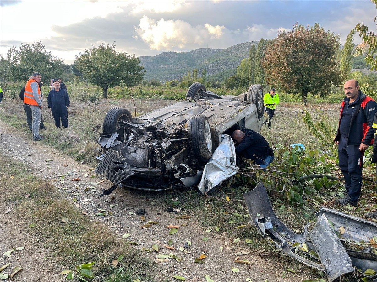 Amasya'da otomobilin şarampole devrilmesi sonucu 1 kişi öldü, 2 kişi yaralandı.