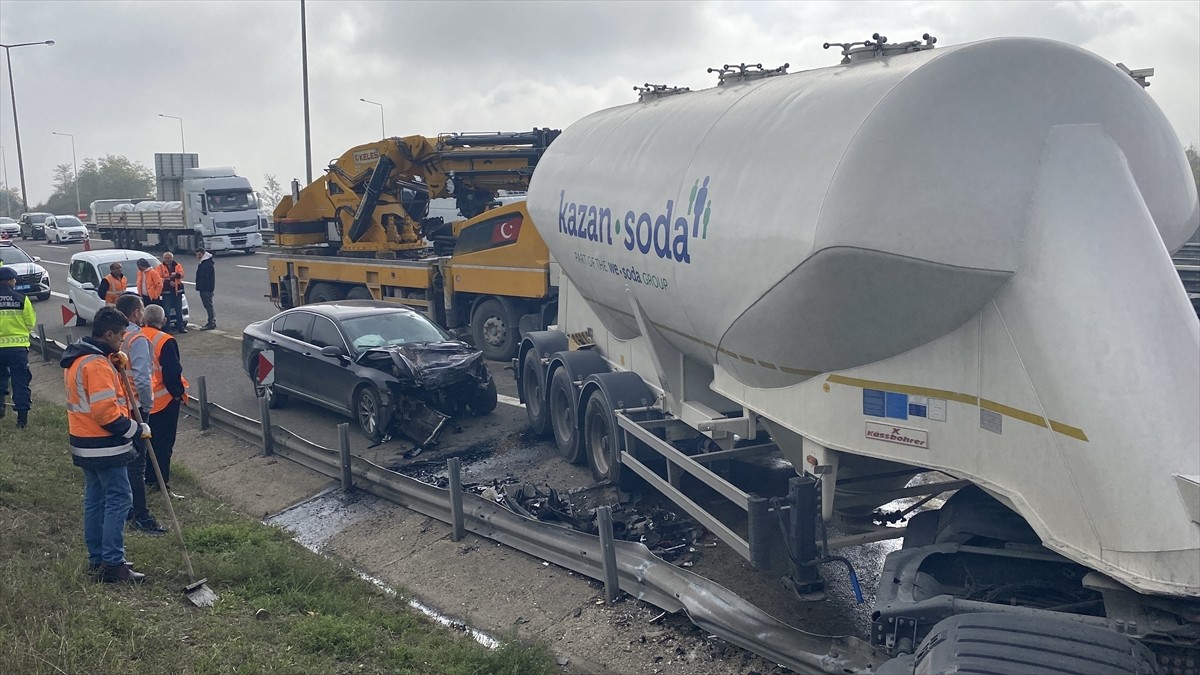 Anadolu Otoyolu'nun Bolu kesiminde, bariyerleri aşarak karşı şeride geçen tanker ile otomobilin...