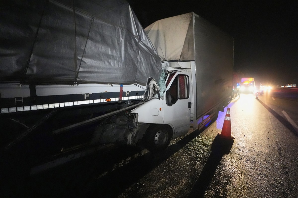 Anadolu Otoyolu'nun Sakarya geçişinde tıra çarpan kamyonetteki 2 kişi ağır yaralandı.