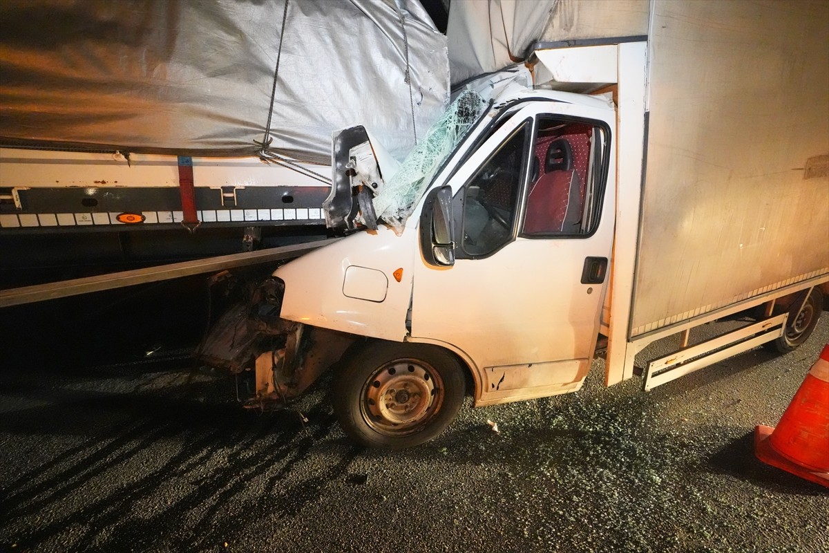 Anadolu Otoyolu'nun Sakarya geçişinde tıra çarpan kamyonetteki 2 kişi ağır yaralandı.