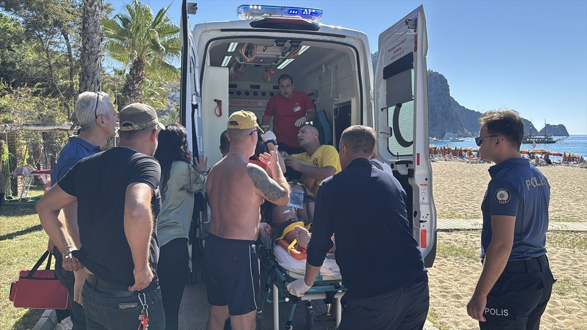 Antalya'nın Alanya ilçesinde denizde boğulma tehlikesi geçiren Polonyalı turist, cankurtaran Bekir...