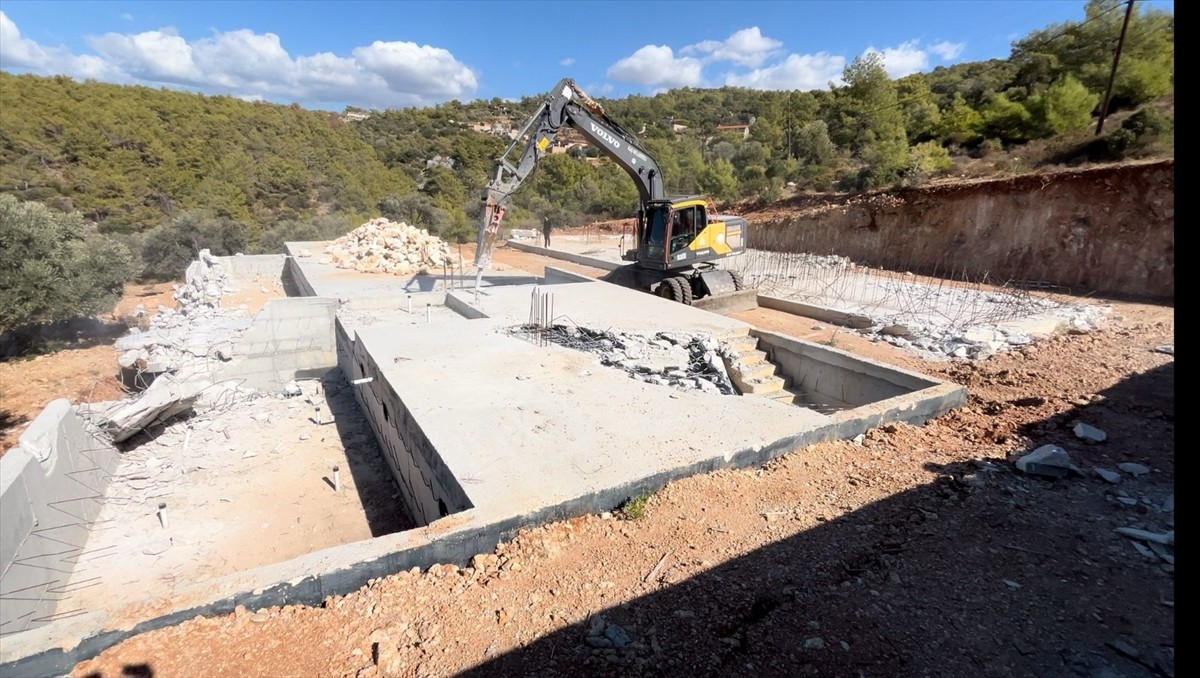 Antalya'nın Kaş ilçesinde, birinci derece sit alanı olan hazine arazisinde kaçak inşa edildikleri...