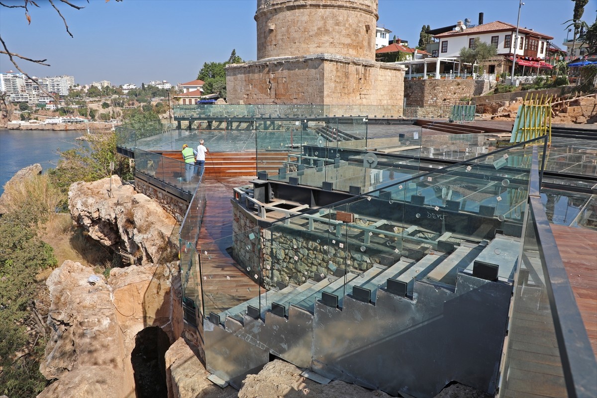 Antalya'nın simgelerinden tarihi Hıdırlık Kulesi'nde yürütülen "Hıdırlık Kulesi Çevresi Arkeolojik...