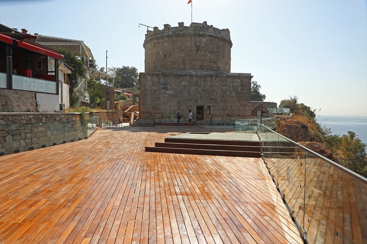 Antalya'nın simgelerinden tarihi Hıdırlık Kulesi'nde yürütülen "Hıdırlık Kulesi Çevresi Arkeolojik...