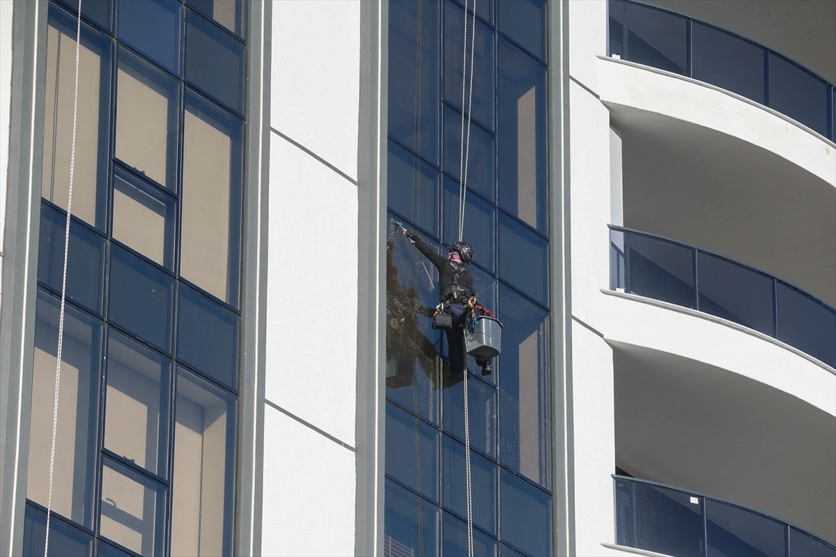 Apartman temizliği yaparken yüksek binalardan iple sarkarak cam silenleri gören Sibel Baysal...