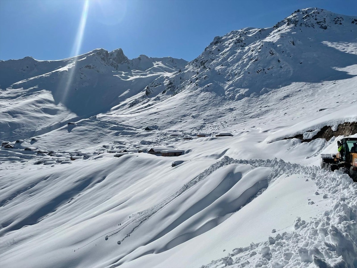 Artvin'in Murgul ilçesine bağlı 2 bin 400 rakımlı Mağara Yaylası'na kendilerine ait araçla gezmeye...