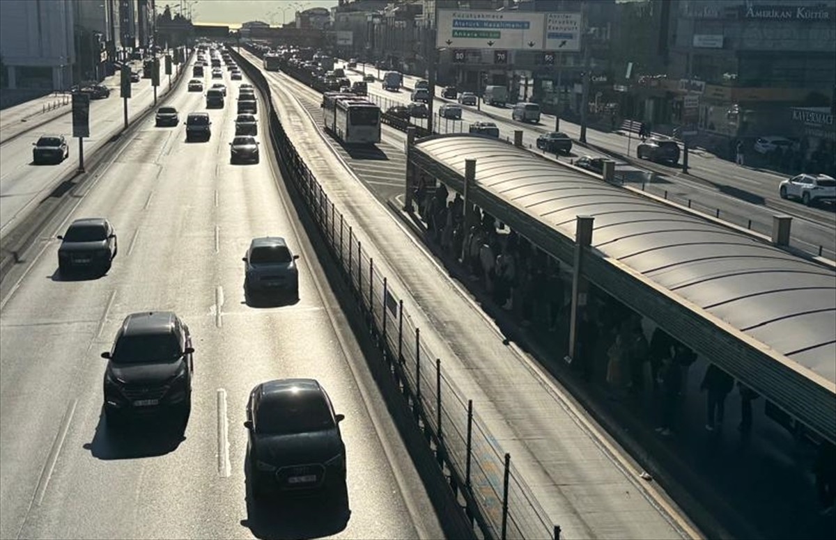 Avcılar'da, seyir halindeki metrobüsün motorunda çıkan yangının söndürülmesinin ardından aksayan...