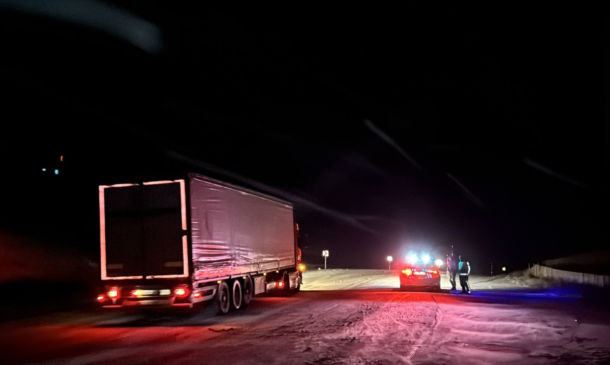 Bayburt-Erzurum kara yolundaki 2 bin 409 rakımlı Kop Dağı Geçidi'nde, tipi ve buzlanma nedeniyle...