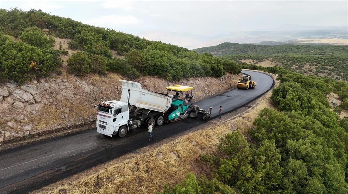 Bingöl'de İl Özel İdaresi tarafından 430 milyon lira maliyetle 580 kilometre yol asfaltlandı.