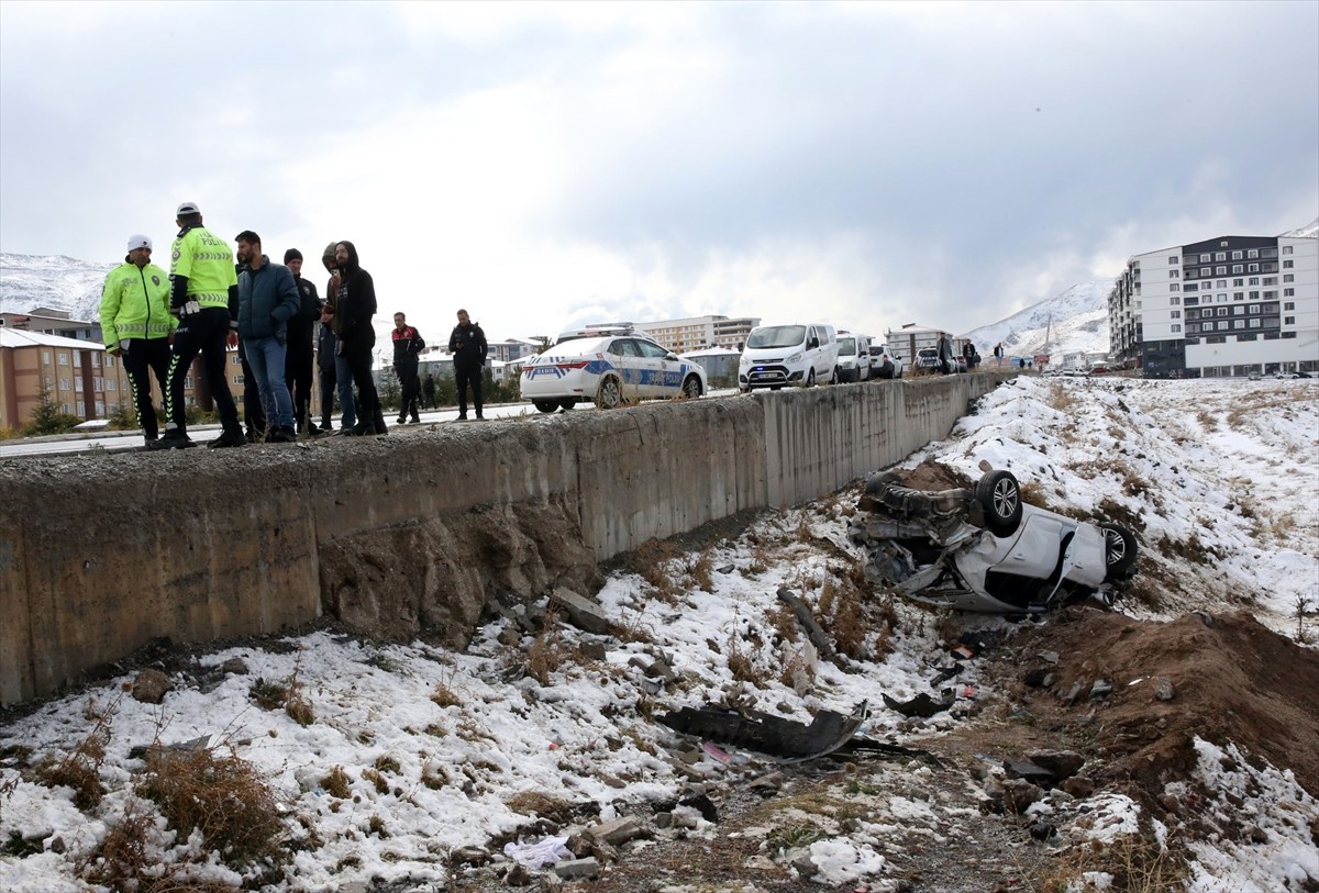 Bitlis'te otomobilin çarpması sonucu ağır yaralanan kişi, kaldırıldığı hastanede hayatını...