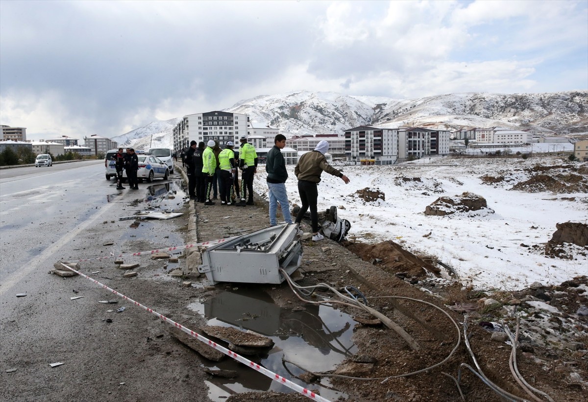 Bitlis'te otomobilin çarpması sonucu ağır yaralanan kişi, kaldırıldığı hastanede hayatını...