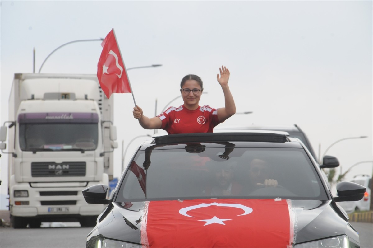 Bulgaristan'ın Sofya kentinde düzenlenen 22 Yaş Altı Avrupa Boks Şampiyonası'ndan atın madalya ile...