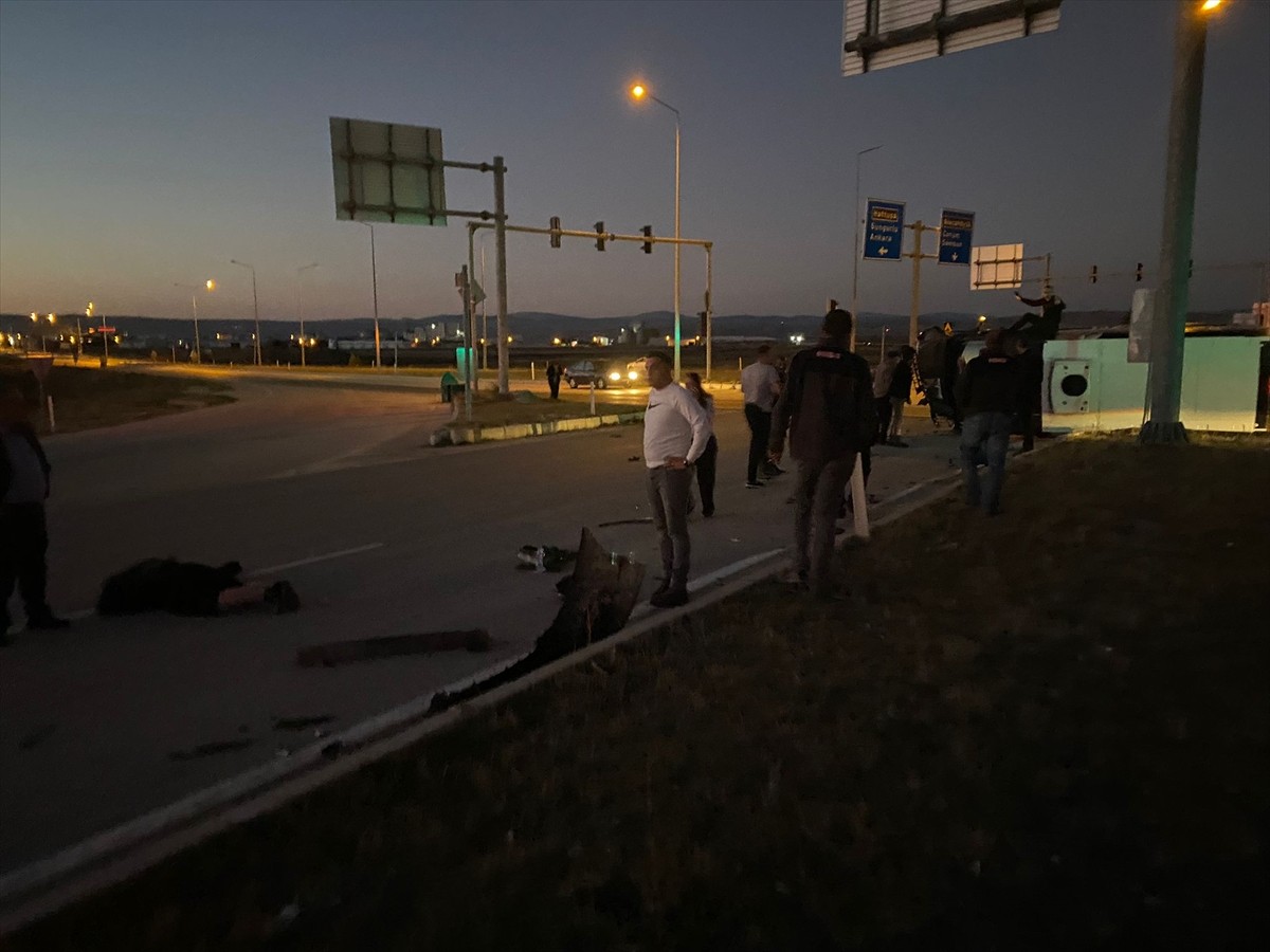 Çorum'un Alaca ilçesinde hafif ticari araçla cipin çarpışması sonucu 3 kişi yaralandı.