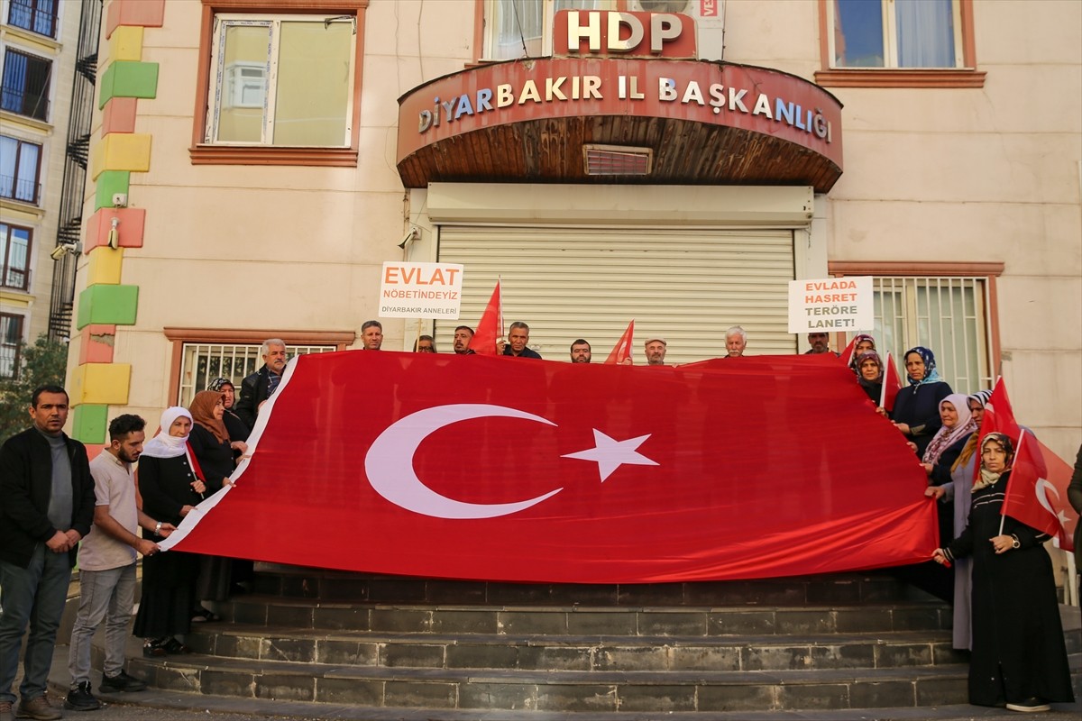 Dağa kaçırılan çocukları için eski HDP il binası önünde oturma eylemini sürdüren Diyarbakır...