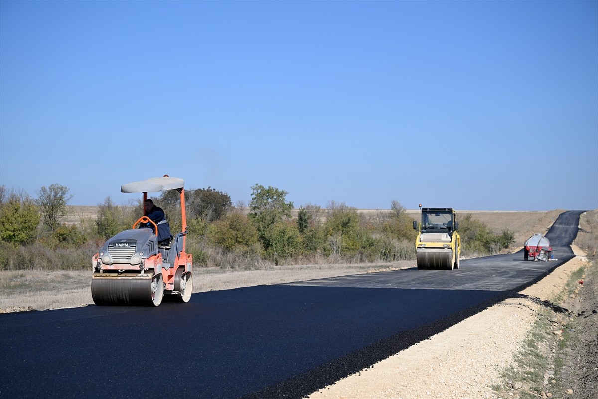 Edirne Valiliğince köy yollarında geçtiğimiz yıl başlanan çalışmalarda 200 kilometre köy yolunun...