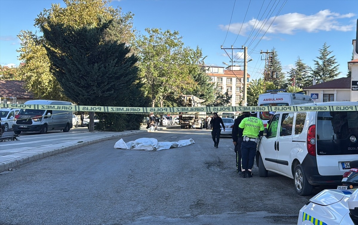 Elazığ'da beton pompasının çarptığı yaya hayatını kaybetti.