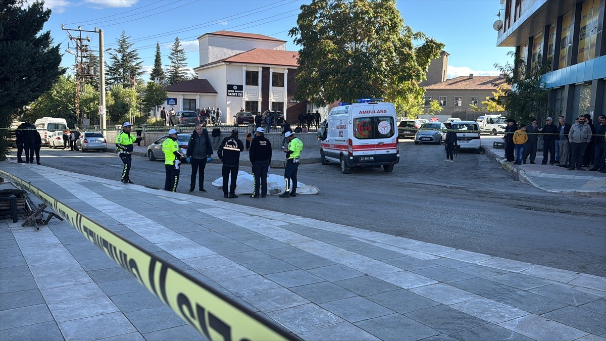 Elazığ'da beton pompasının çarptığı yaya hayatını kaybetti.