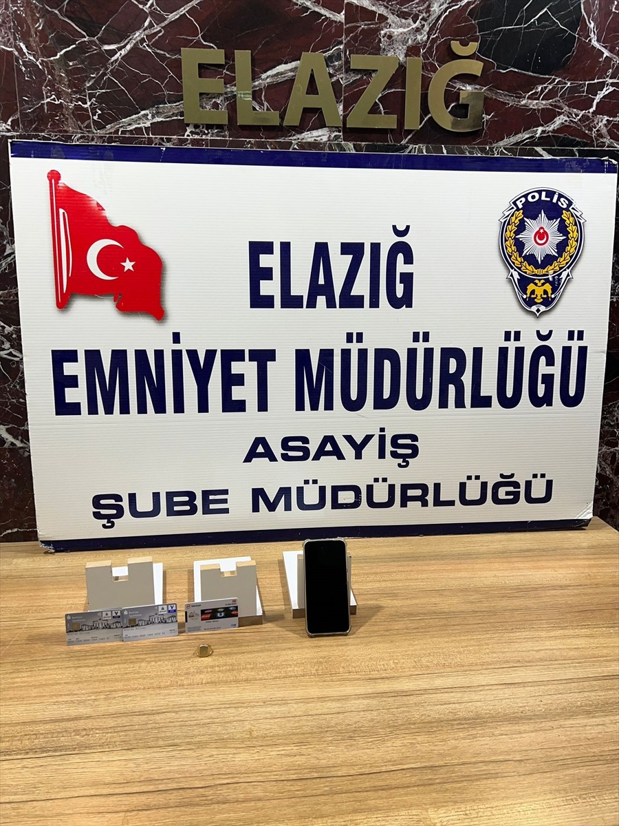 Elazığ'da gasp ve yağma yaptıkları gerekçesiyle gözaltına alınan 4 zanlı tutuklandı. Şüphelilerin...